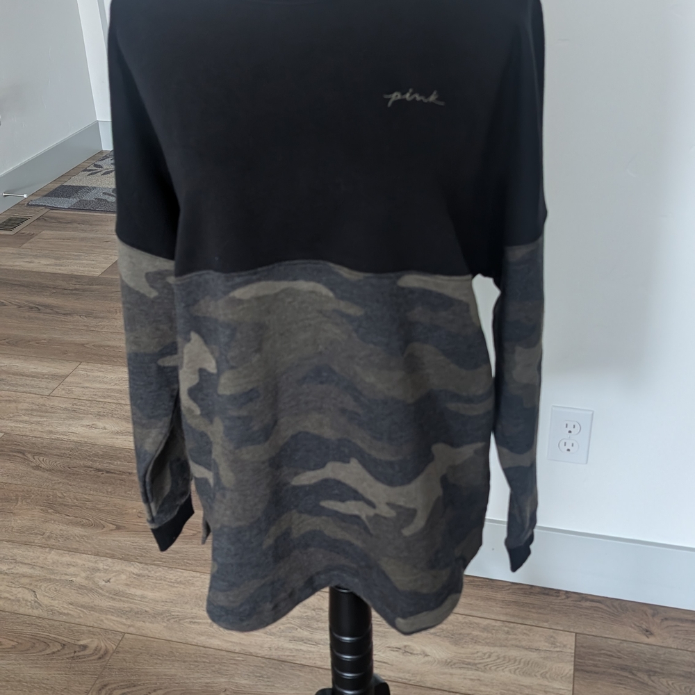 PINK Victoria's Secret Black and Camouflage Men's Sweater - Picture 11 of 13